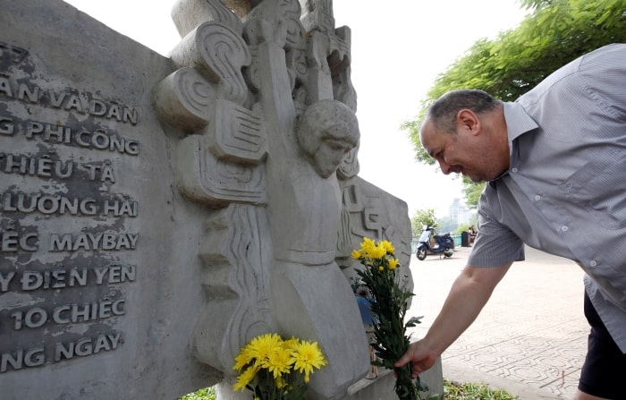 monument of john mccain 2